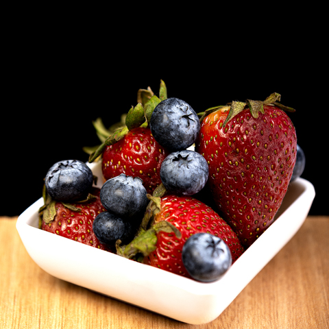 fresas y arándanos en coquita blanca fresas y arándanos en coquita blanca