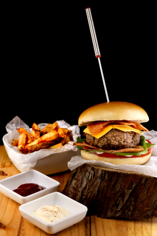 hamburguesa de res  con papitas y salsa sobre madera hamburguesa de res con papitas y salsa sobre madera