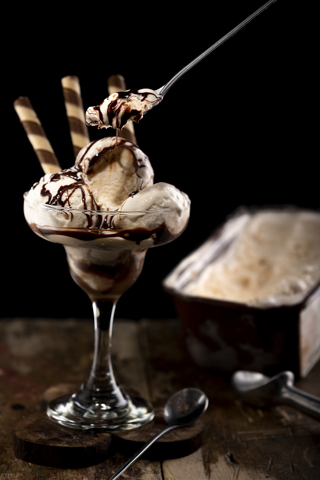 helado de macadamia con salsa de chocolate y barquillo de chocolate helado de macadamia con salsa de chocolate y barquillo de chocolate