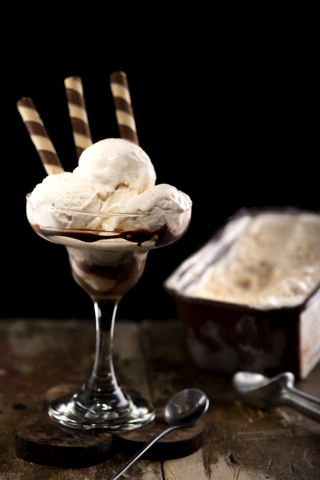 helado de macadamia con barquillo de chocolate helado de macadamia con barquillo de chocolate